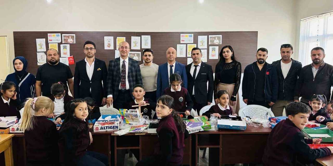 İran sınırındaki öğrencilere 21 çeşit zeka oyunu seti hediye edildi