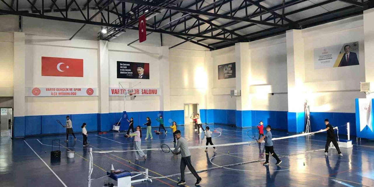 Varto’da tenis antrenmanları yoğun katılımla sürüyor