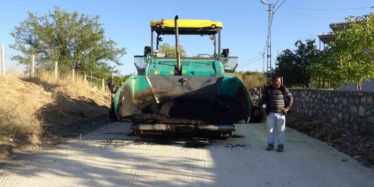 Tunceli İl Özel İdaresi sıcak asfalt üretti: İlk serimi Vali Aygöl yaptı
