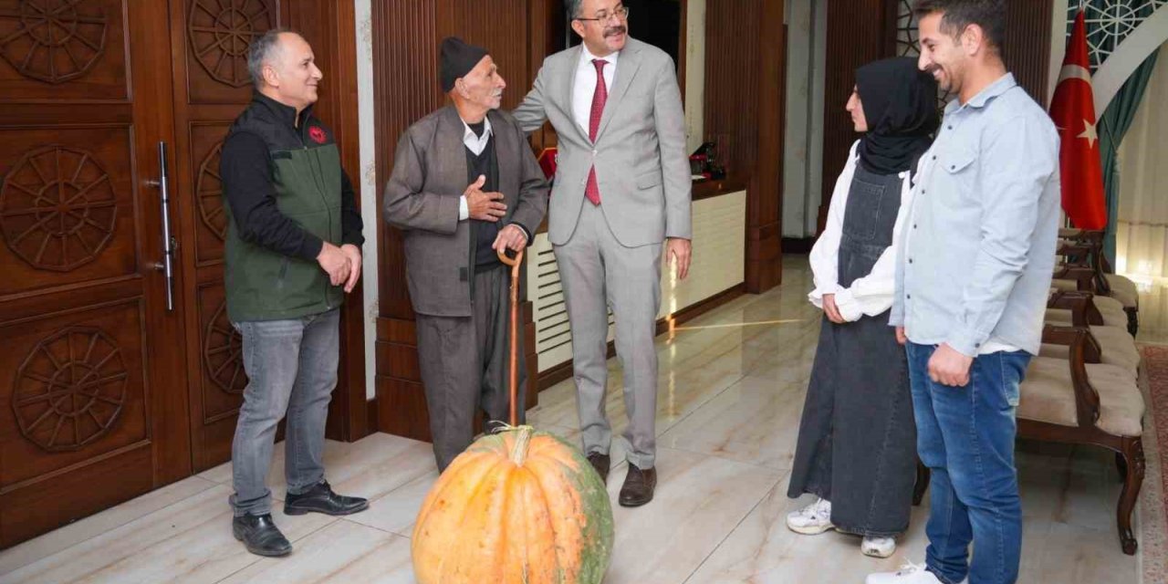 Hakkâri’de rekor: 50,5 kilo ağırlığında dev bal kabağı