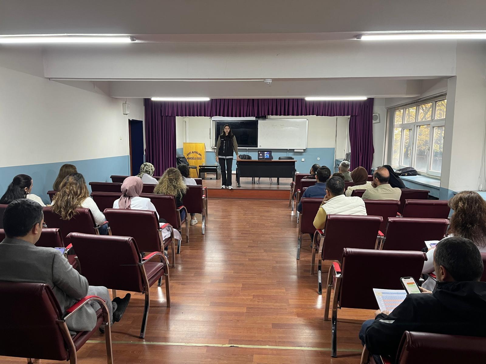 Kars’ta Narkotik Şube yüzlerce kişiye bilgilendirme yaptı