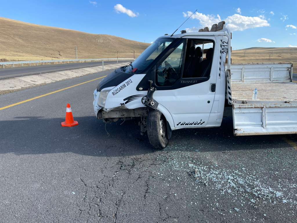Kars'ta kamyonet kaza yaptı: 1 yaralı