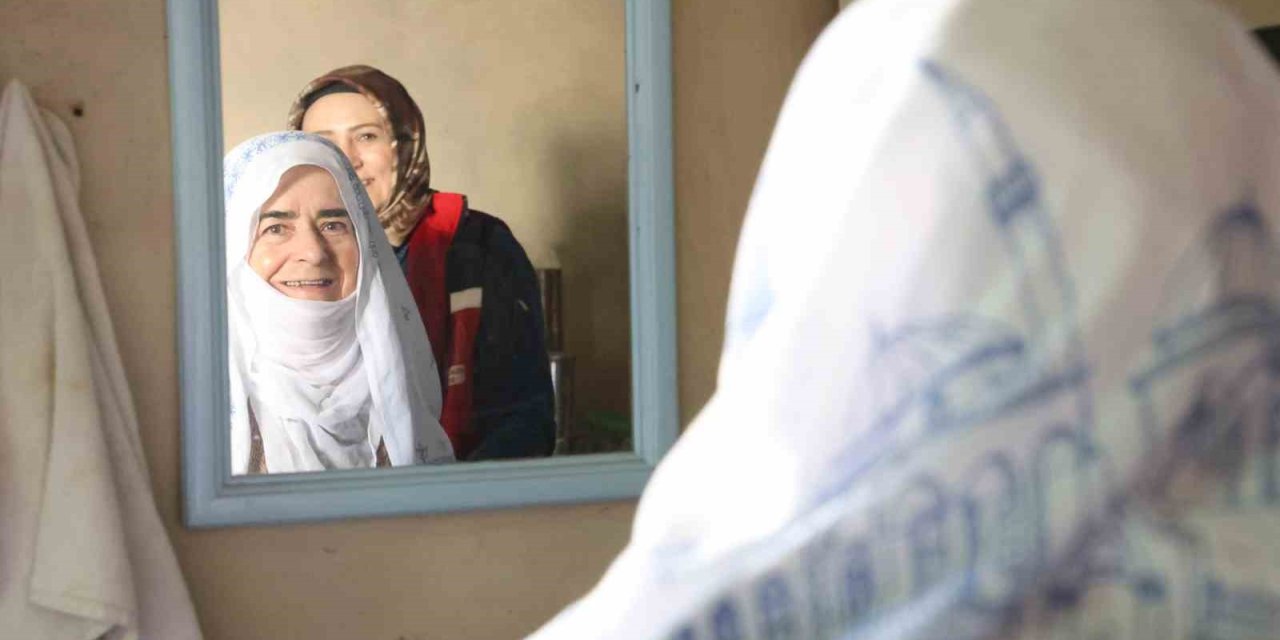 Huzurevi sakini Saadet teyze doğup büyüdüğü evi görünce gözyaşlarını tutamadı