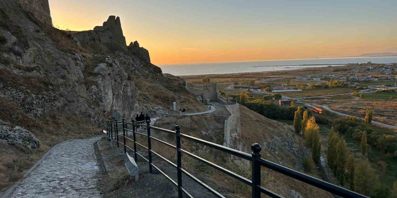 Van Kalesi’nin surlarına korkuluk yapıldı