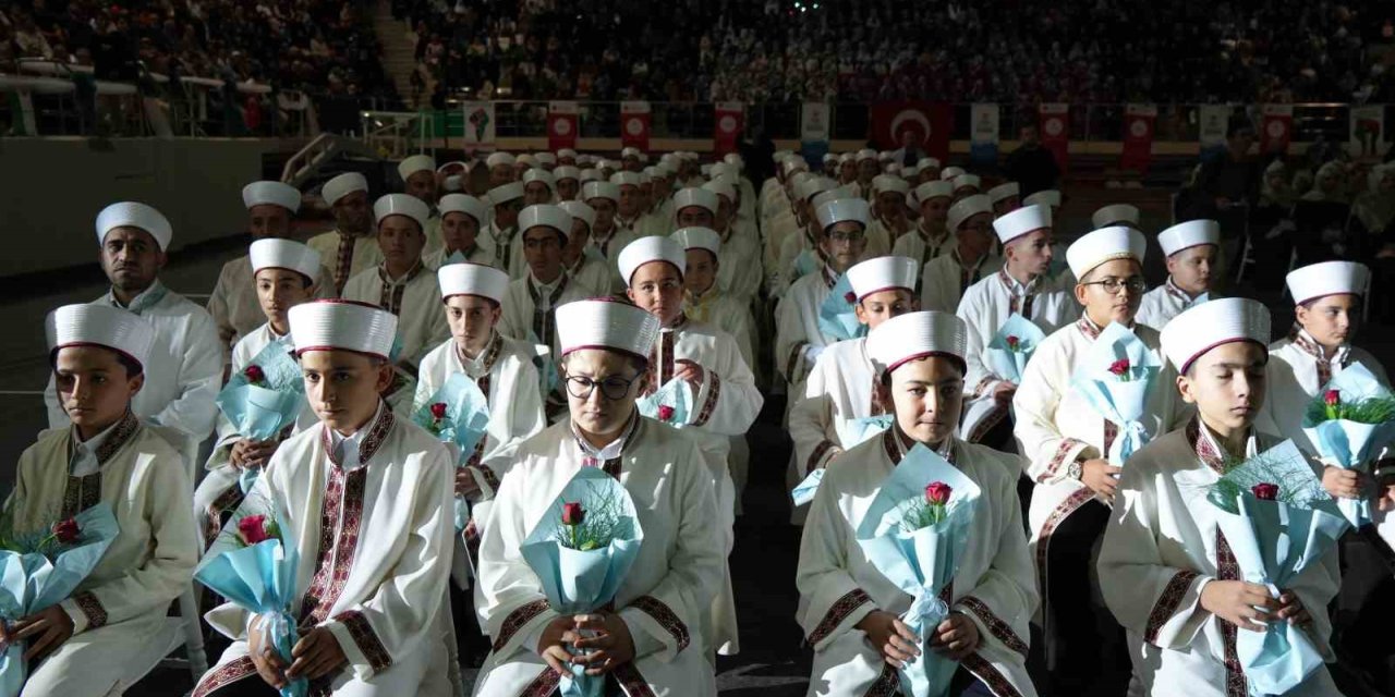 Kur’an’ı ezberleyen 75 erkek, 88’i kız öğrenci hafızlık icazetlerini aldı