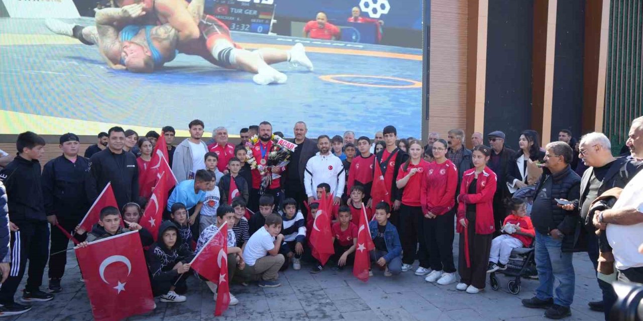 Dünya 3’ncüsü olan milli güreşçiye Erzincan’da coşkulu karşılama