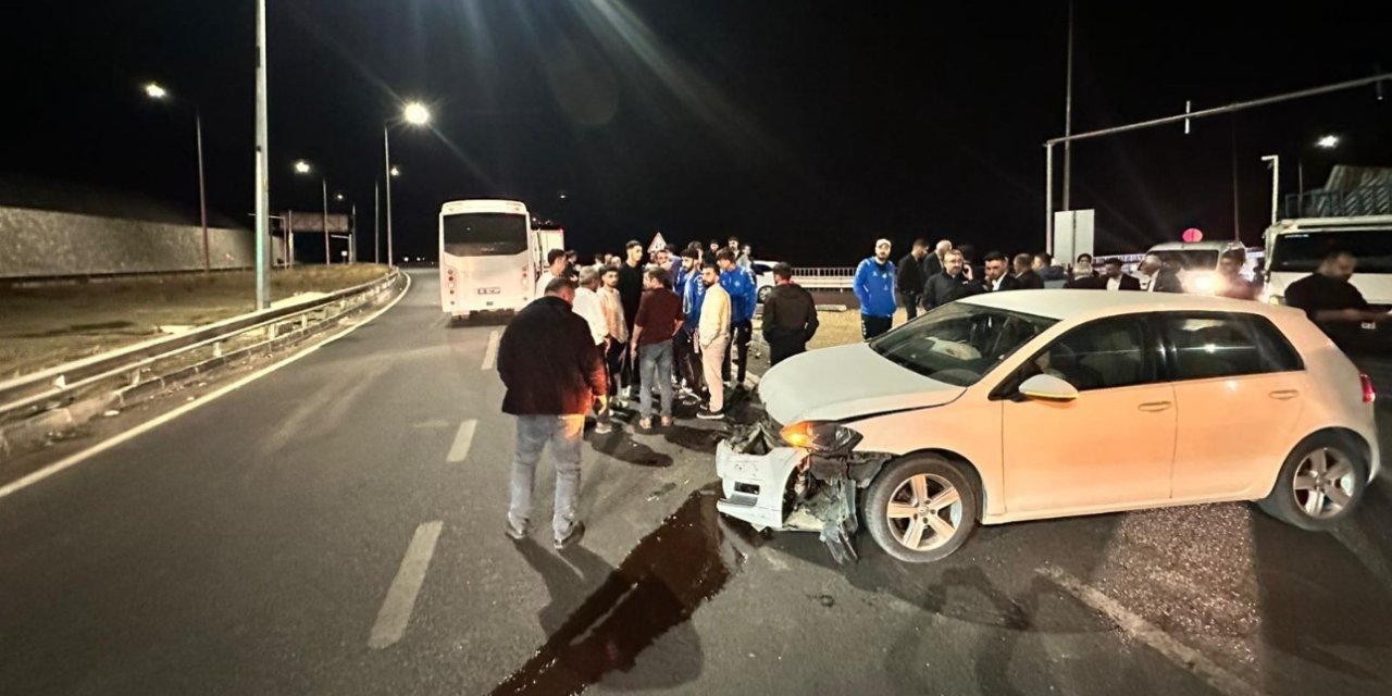 Elazığspor oyuncularını taşıyan otobüs ile otomobil çarpıştı: 1 kişi yaralandı