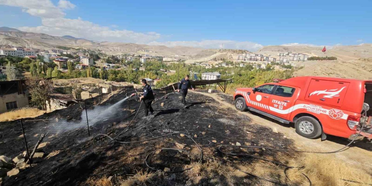 Malatya’nın Darende ilçesinde ot yangını