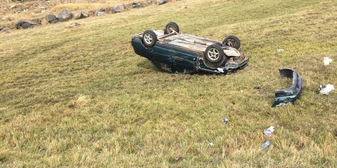 Arpaçay’da yoldan çıkan otomobil takla attı