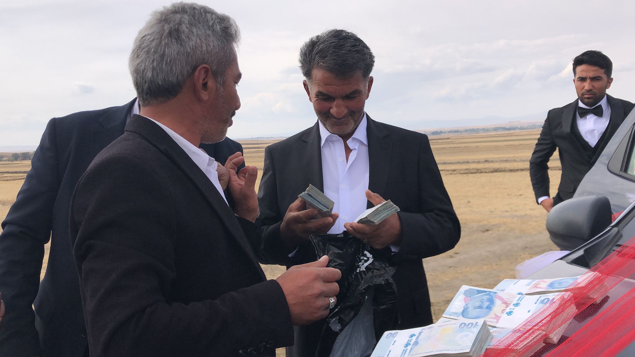 Kars'ta düğün konvoyunun yolunu kesip, cami ve Kur'an kursu için bağış aldı