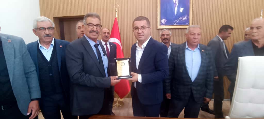 Kağızman Muhtarlar Derneği’nden Kaymakam Daştan’a plaket