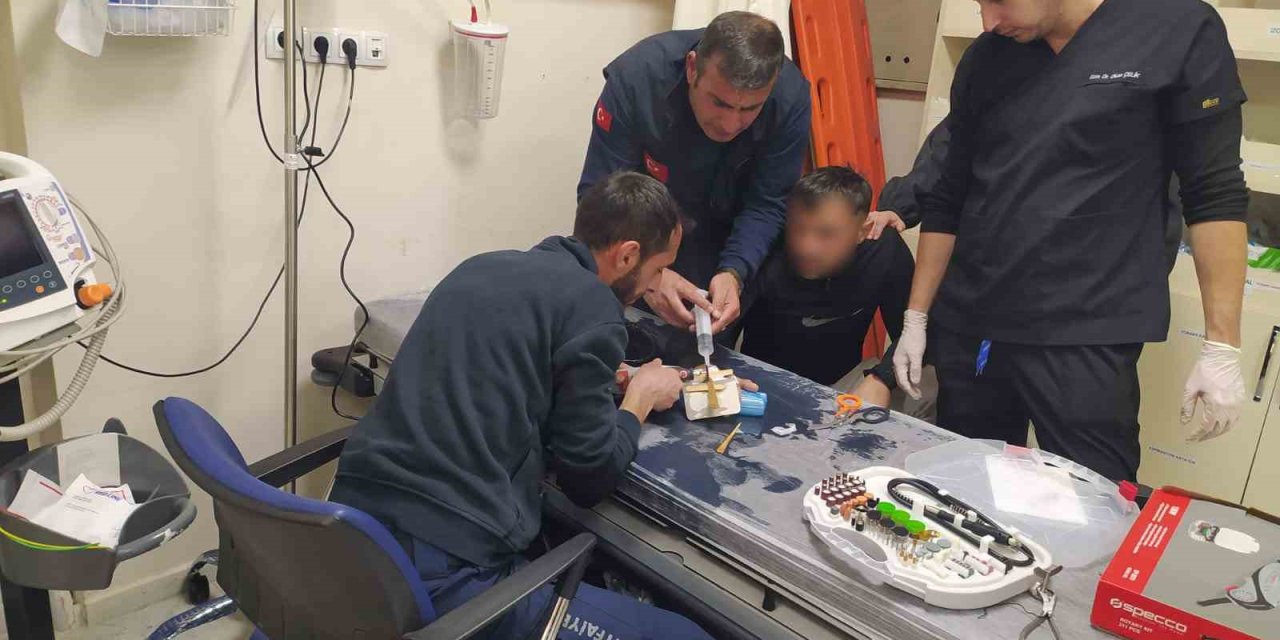 Parmağına sıkışan yüzüğü itfaiye çıkardı