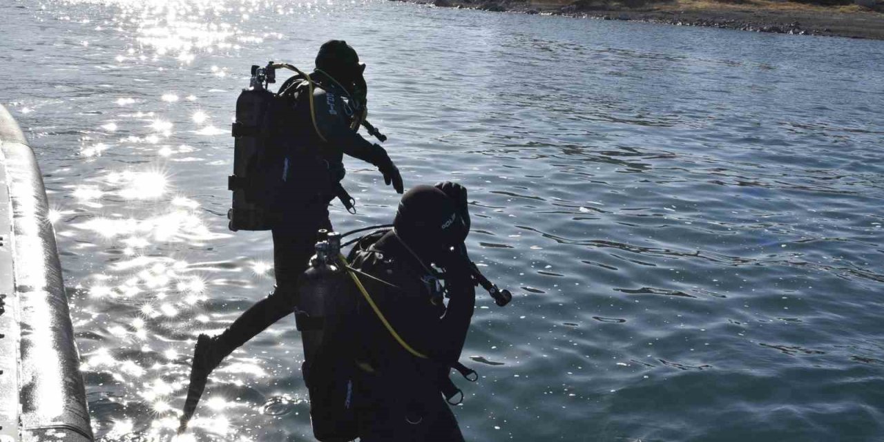 Kurbağa adamlar ve deniz polisi Van Gölü’nde kaçakçılara göz açtırmıyor