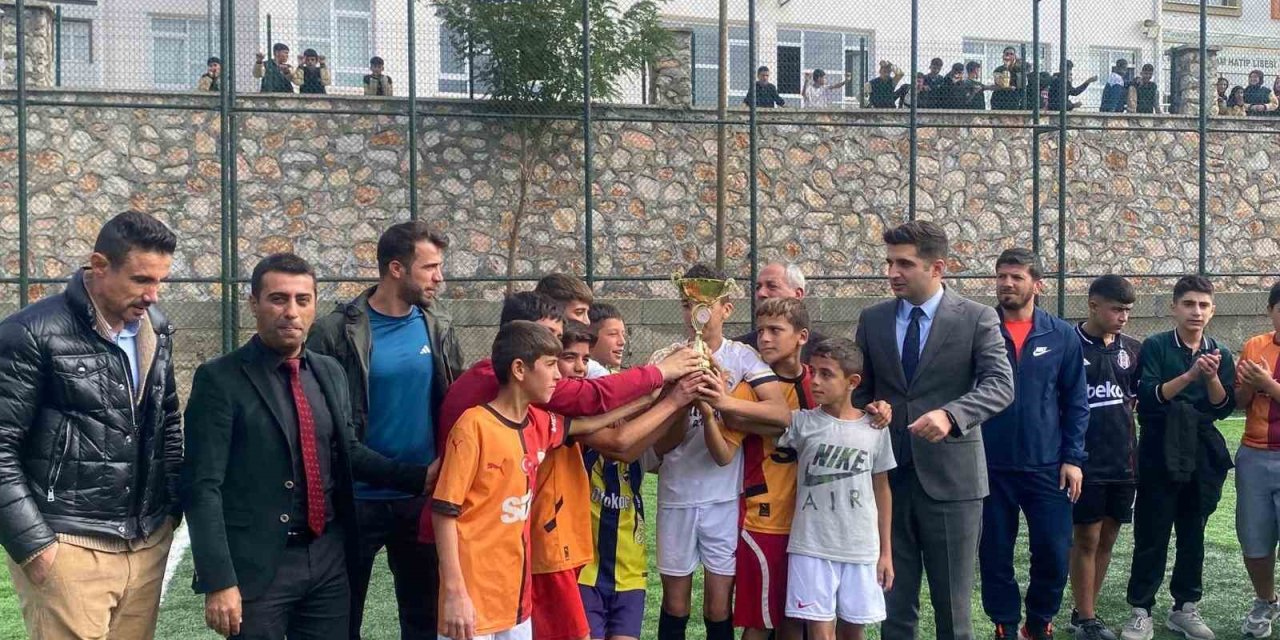 Arıcak’ta ortaokullar arası futbol turnuvası sona erdi