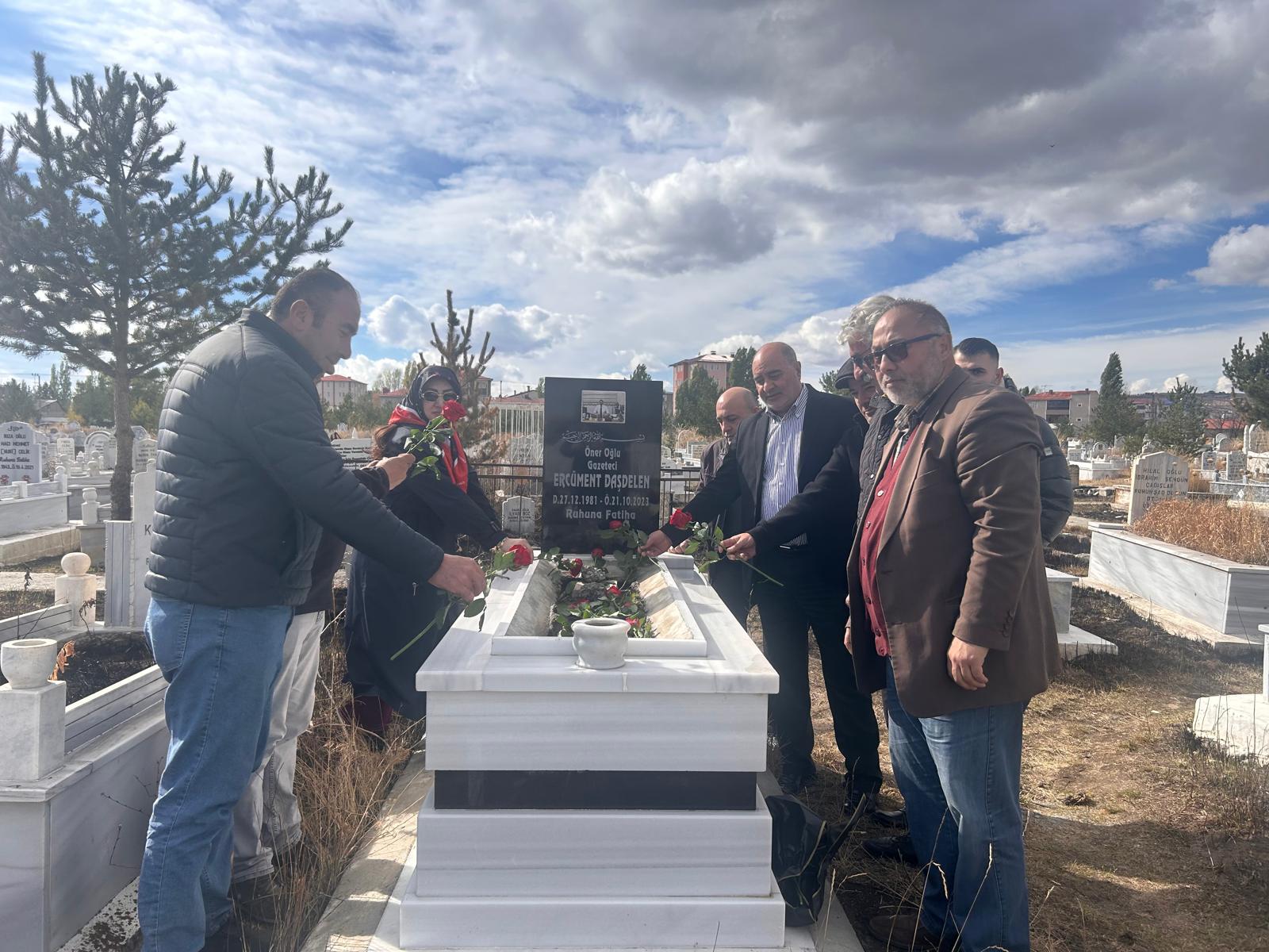 Merhum Gazeteci Ercüment Daşdelen mezarı başında dualarla anıldı