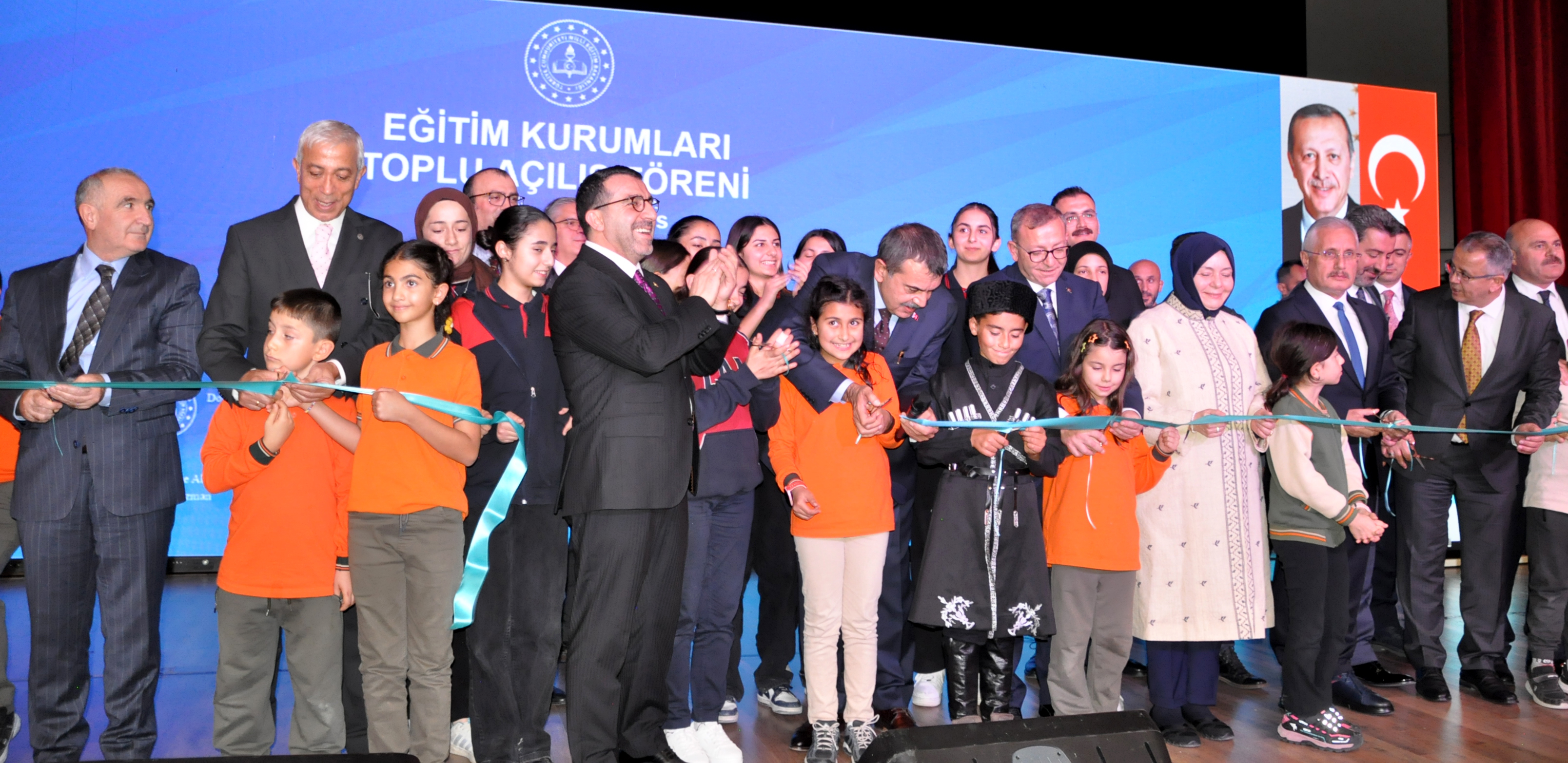 Bakan Tekin: "Millet olarak bir arada bulunmazsak parçalanırız, bölünürüz"