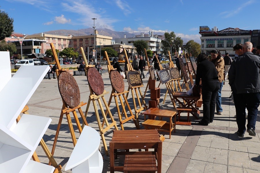 İhtiyaç sahibi öğrenciler için hayır çarşısı düzenlediler