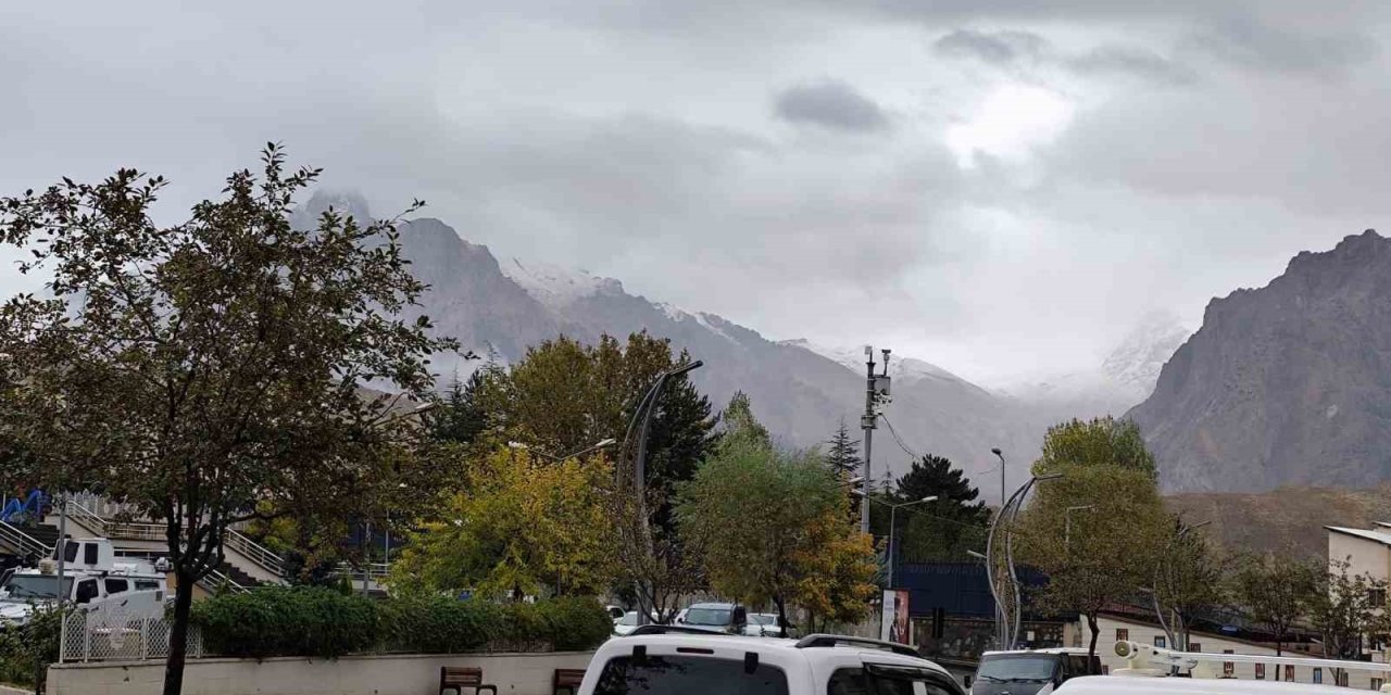 Hakkari ve Çukurca dağları beyaza büründü