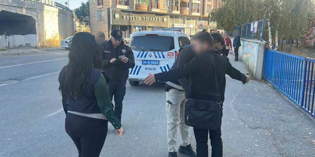 Kars’ta okul önlerinde uygulamalar sıklaştırıldı