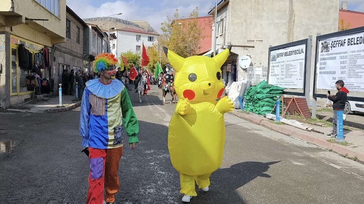 Kars'ta Pikachu Mehterle yürüdü