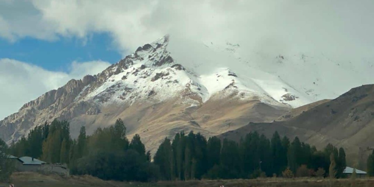 Başkale’de yüksek kesimlere kar yağdı