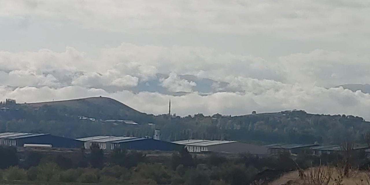 Bingöl’de sis ve bulutlar kartpostallık görüntü oluşturdu