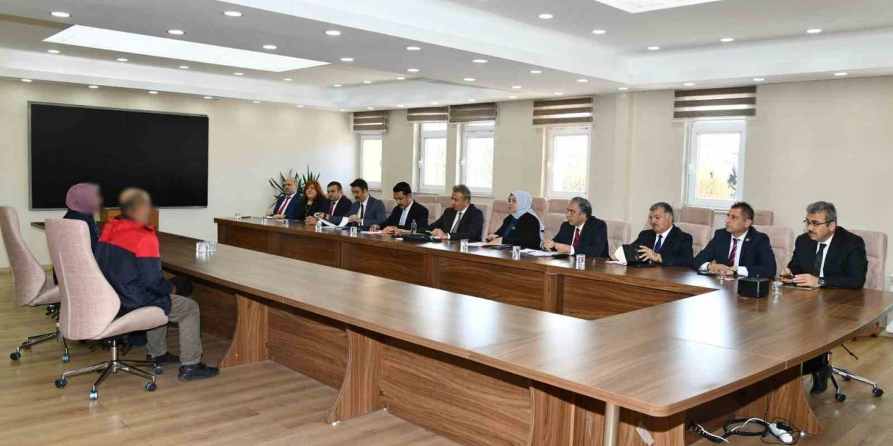 Vali Çiçek, halk gününde talepleri dinledi