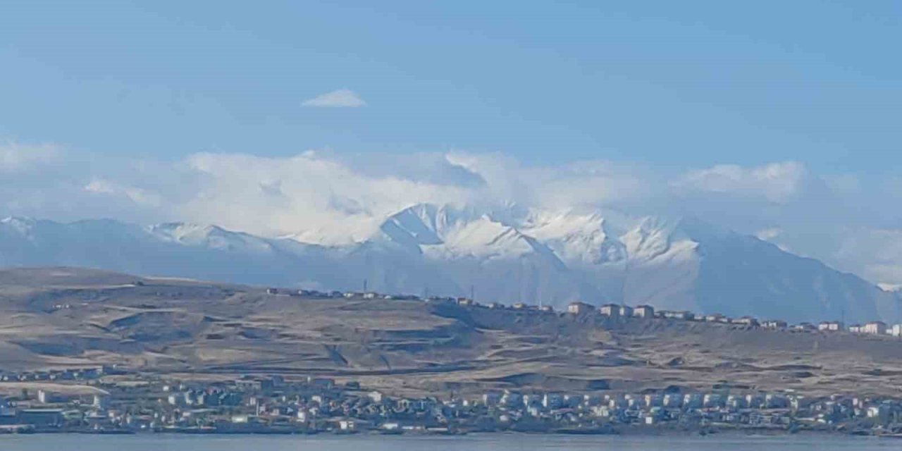 Van’ı çevreleyen dağların zirvesi beyaza büründü