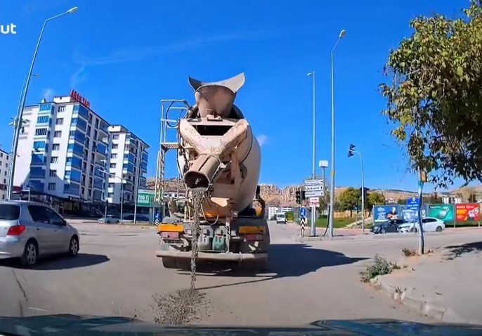 Beton mikserinin yola çimento dökerek ilerlediği anlar kamerada