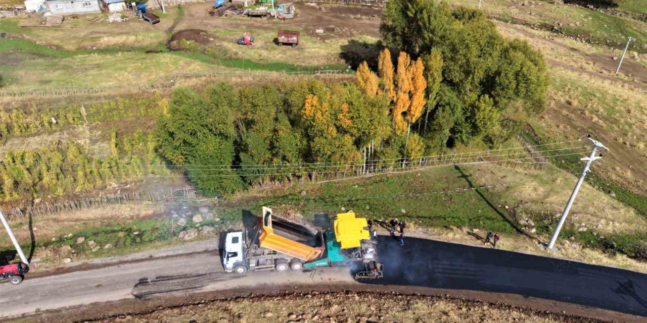 Muş’ta yol ağı genişliyor: 70 kilometrelik sıcak asfalt tamamlandı