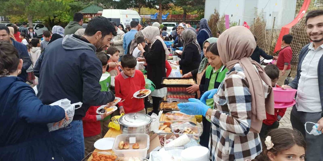 İlkokul öğrencilerinden Gazze için yardım etkinliği