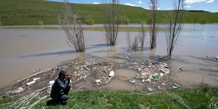Kars Baraj Gölü çöp istilasında