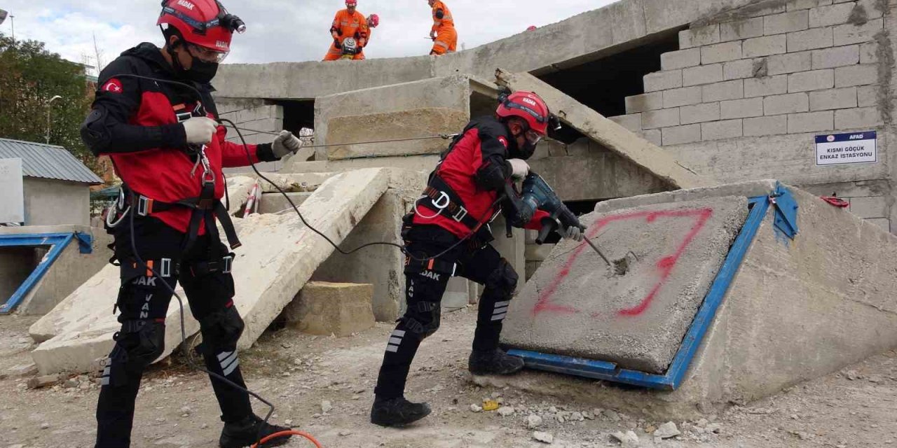 Van’da 7.2’lik depremin yıl dönümünde gerçeği aratmayan tatbikat