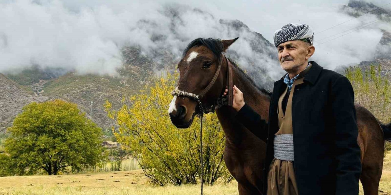 Türkiye-Irak sınırında kartpostallık manzara: Kar ve sonbahar güzelliği bir arada