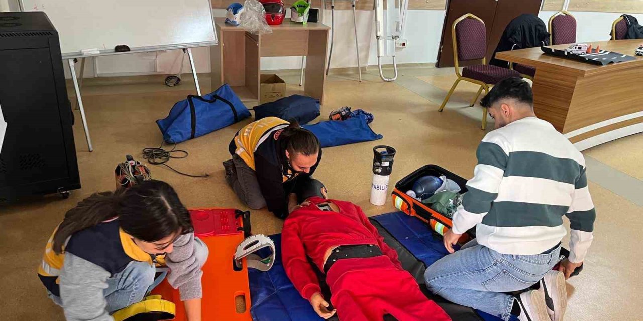 Acil sağlık personeline eğitim verildi