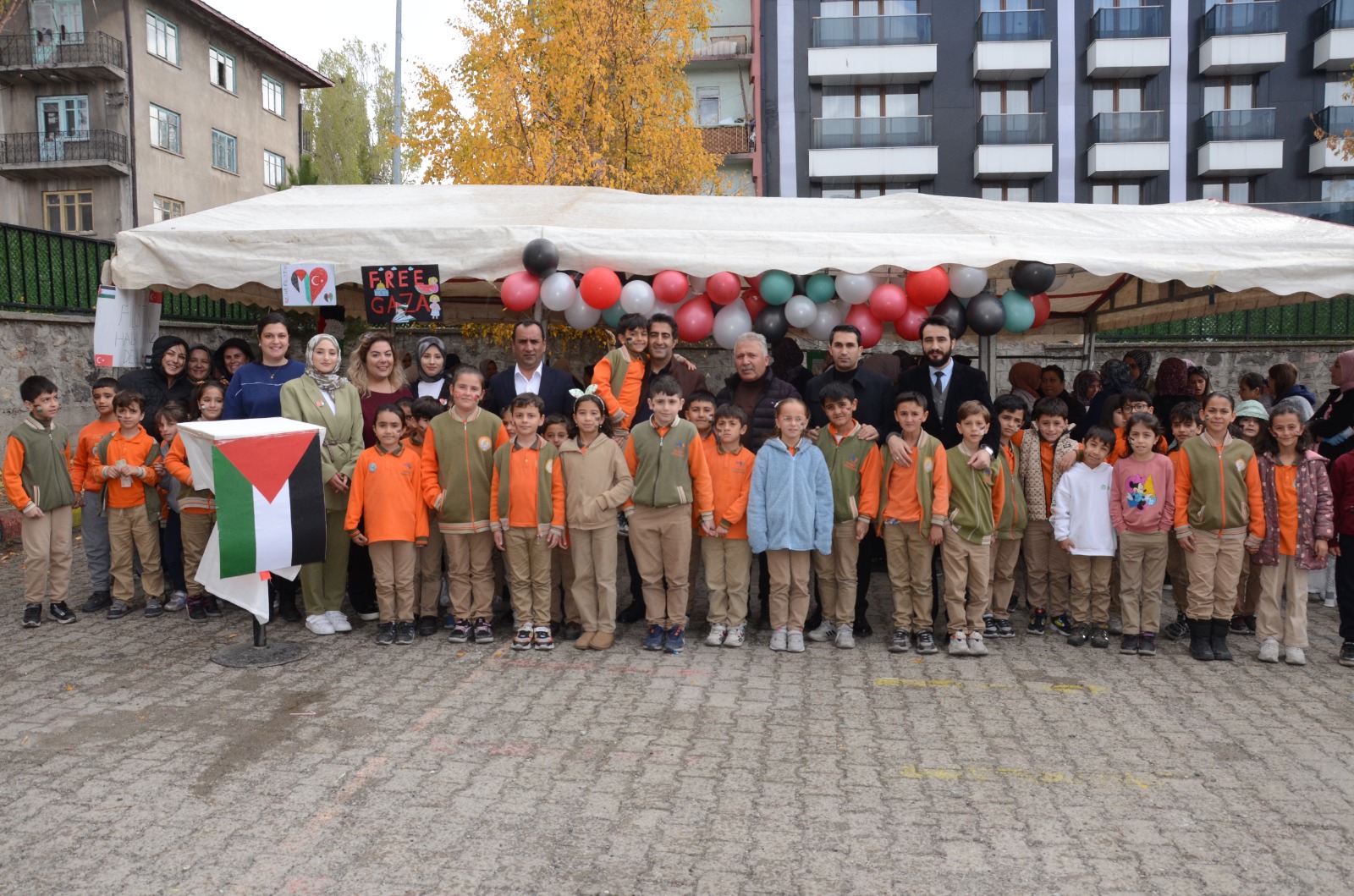 Sarıkamış’ta veliler ve öğretmenler Gazze’ye destek kermesi açtı