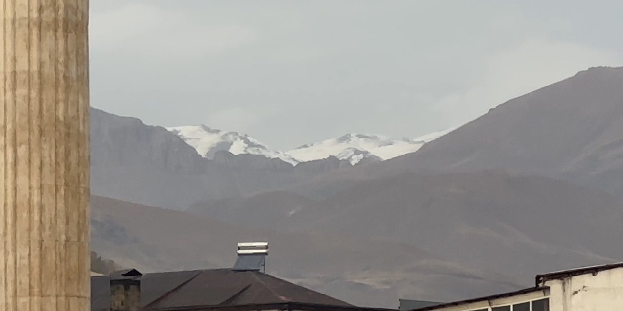 Yüksekova Mor Dağı’nın zirvesi beyaza büründü