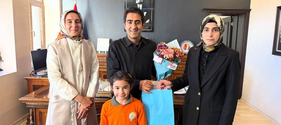 Sarıkamış’ta en çok kitap okuyan öğrenci Kaymakam Aslantatar tarafından ödüllendirildi