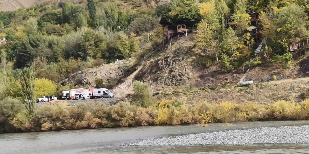 Elazığ’da korku dolu anlar: 4 kişilik aile nehir ortasında birbirine sarılarak hayatta kaldı