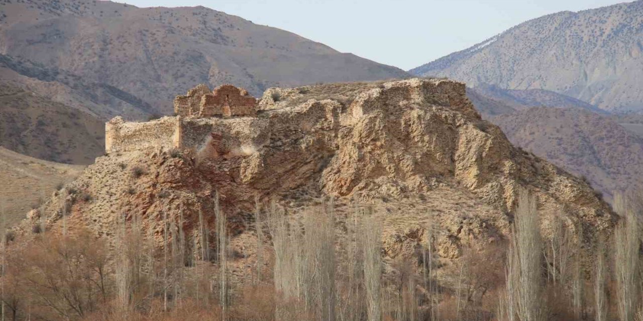Erzurum’daki Kız ve Oğlan Kalesi ilgi bekliyor