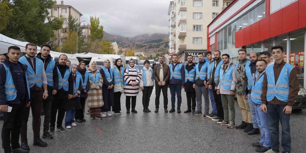 AK Parti İl Başkanı Küçükoğlu, pazar esnafında vatandaşlarla buluştu