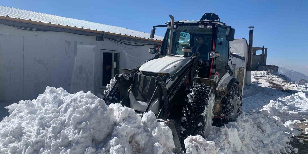 Hakkari’deki üs bölgesinde karla mücadele çalışması