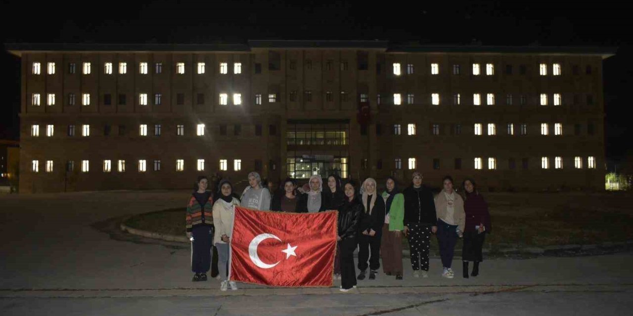 Kız öğrencilerinden ışıklı 102. yıl koreografisi