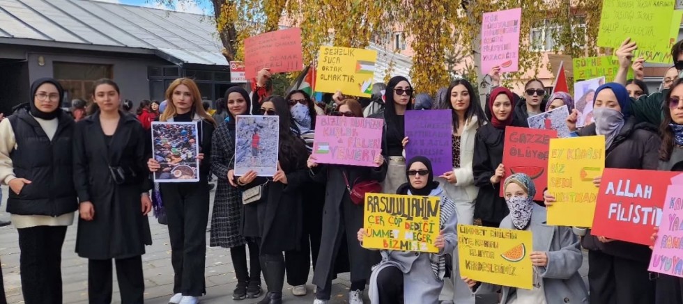 Sarıkamış’ta yurt öğrencilerinden Filistin’e destek yürüyüşü