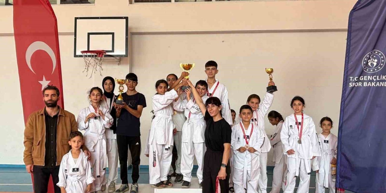 Patnos’ta minikler Cumhuriyet için ter döktü