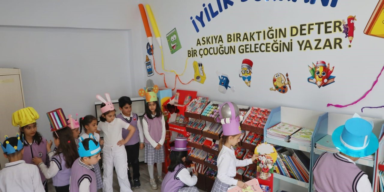 Ağrı’da "Askıda Kırtasiye" projesiyle öğrenciler iyiliği paylaşıyor