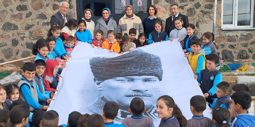 Yalınkaya İlkokulu’na Atatürk posteri ve Nutuk seti armağan edildi