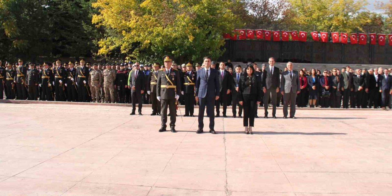 Tunceli’de Cumhuriyet Bayramı kutlamaları çelenk sunma töreni ile başladı