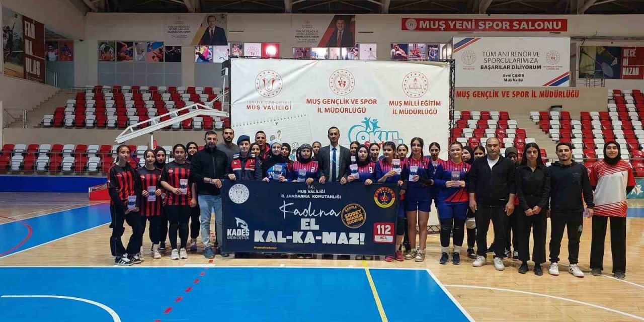 Muş’ta liseler arası voleybol maçında kadına şiddet farkındalığı