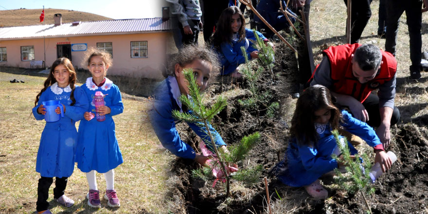 Minik öğrenciler suluklarıyla diktikleri fidanlara can suyu verdi
